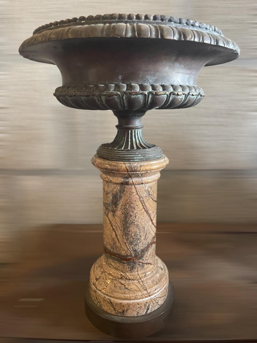 Serpentei zuil met koperen coupe 