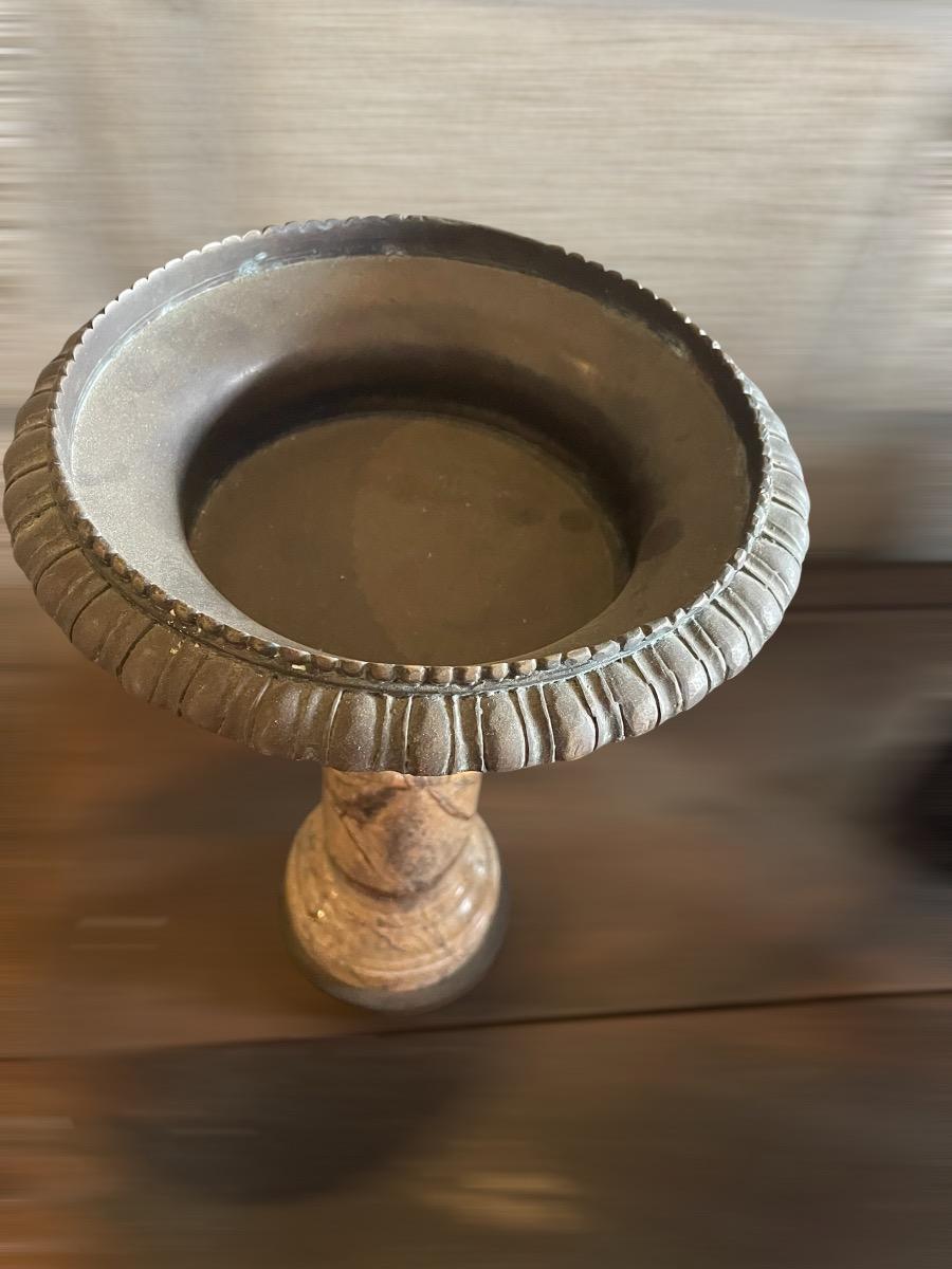 Serpentei zuil met koperen coupe 