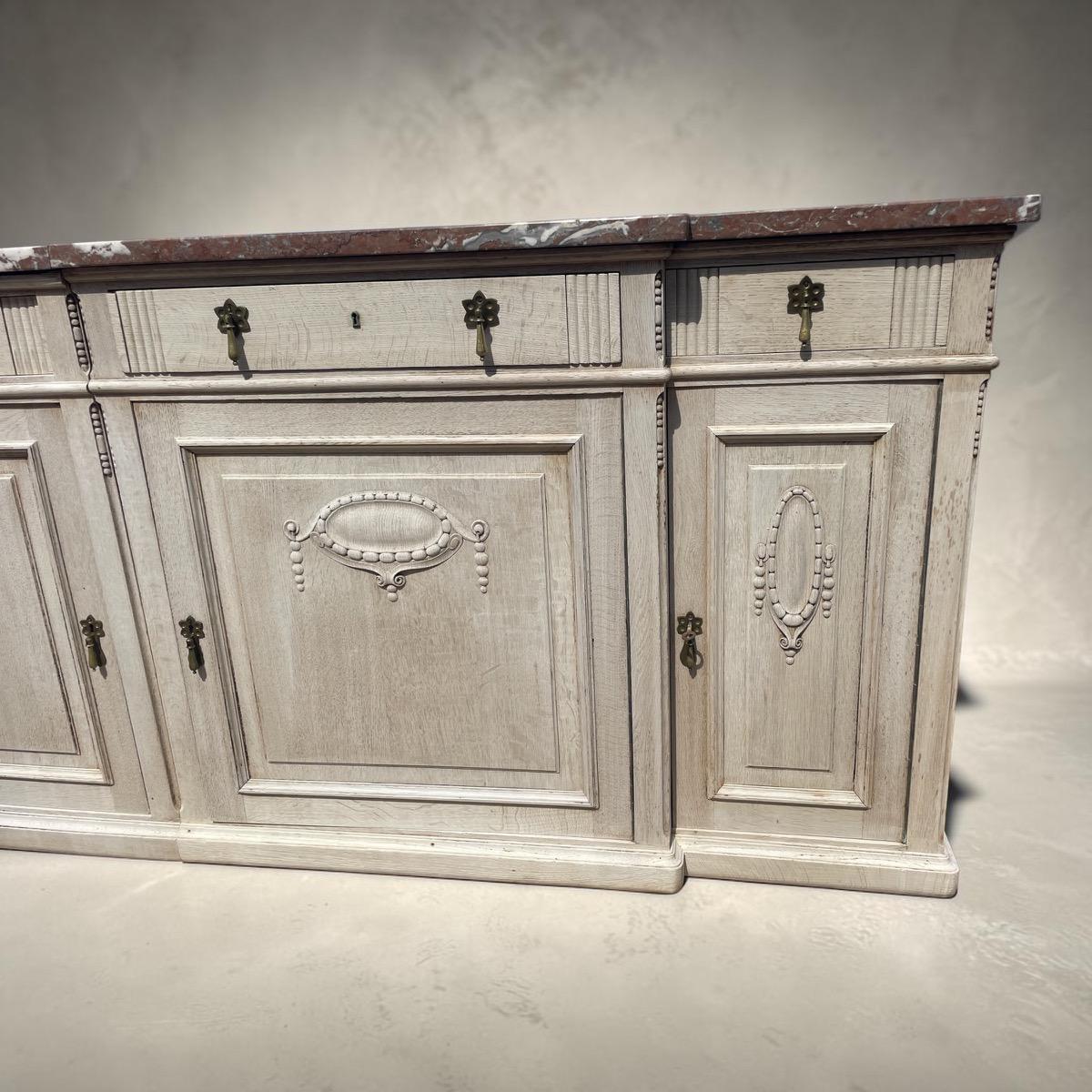 Dressoir driedeurs en drie laden uit België.