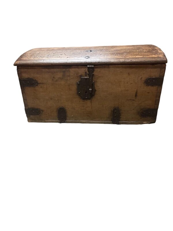 Small traveling trunk ca.1700 