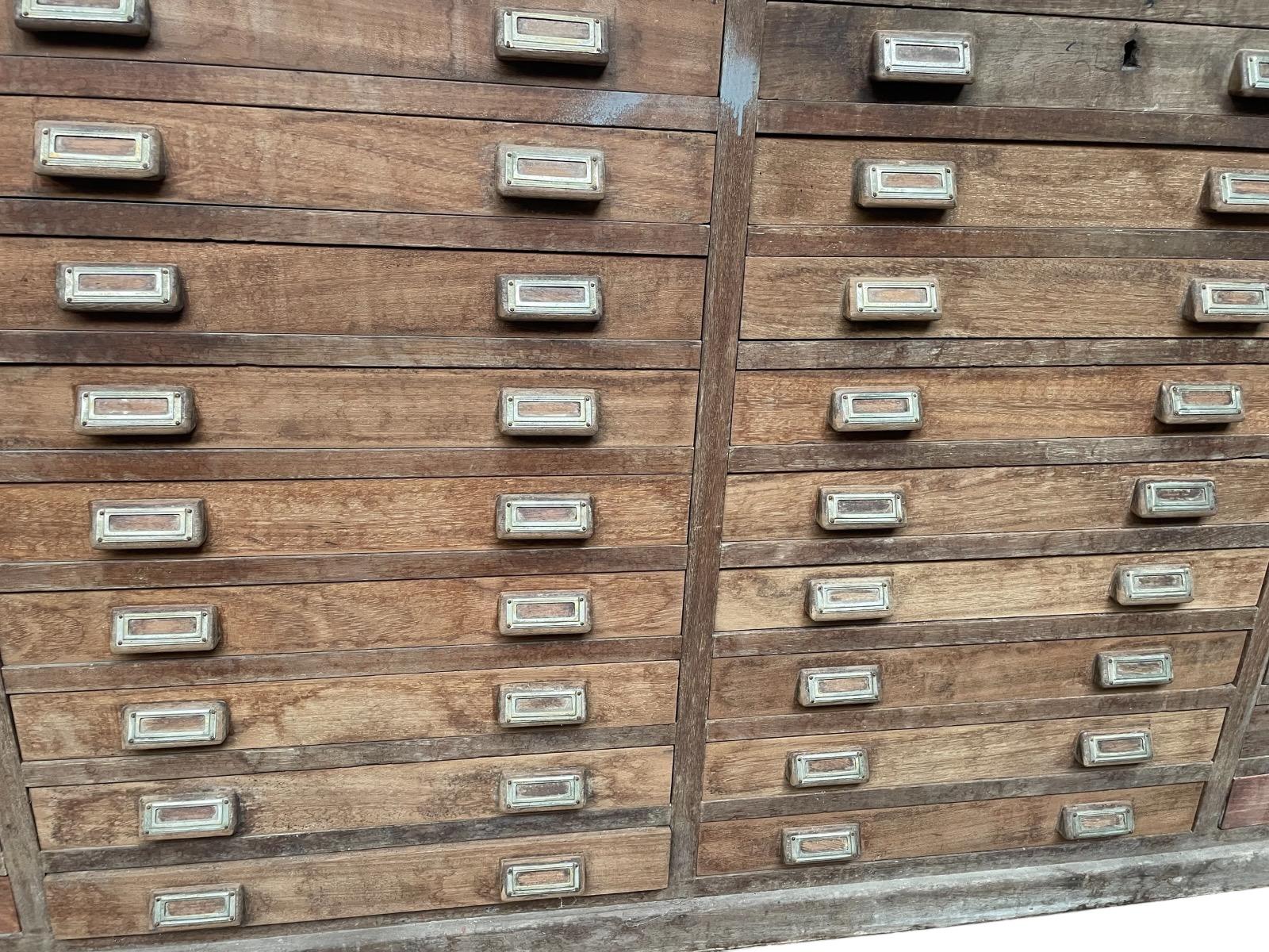 Apotheekkast met 36 laden uit beukenhout en Padouk.