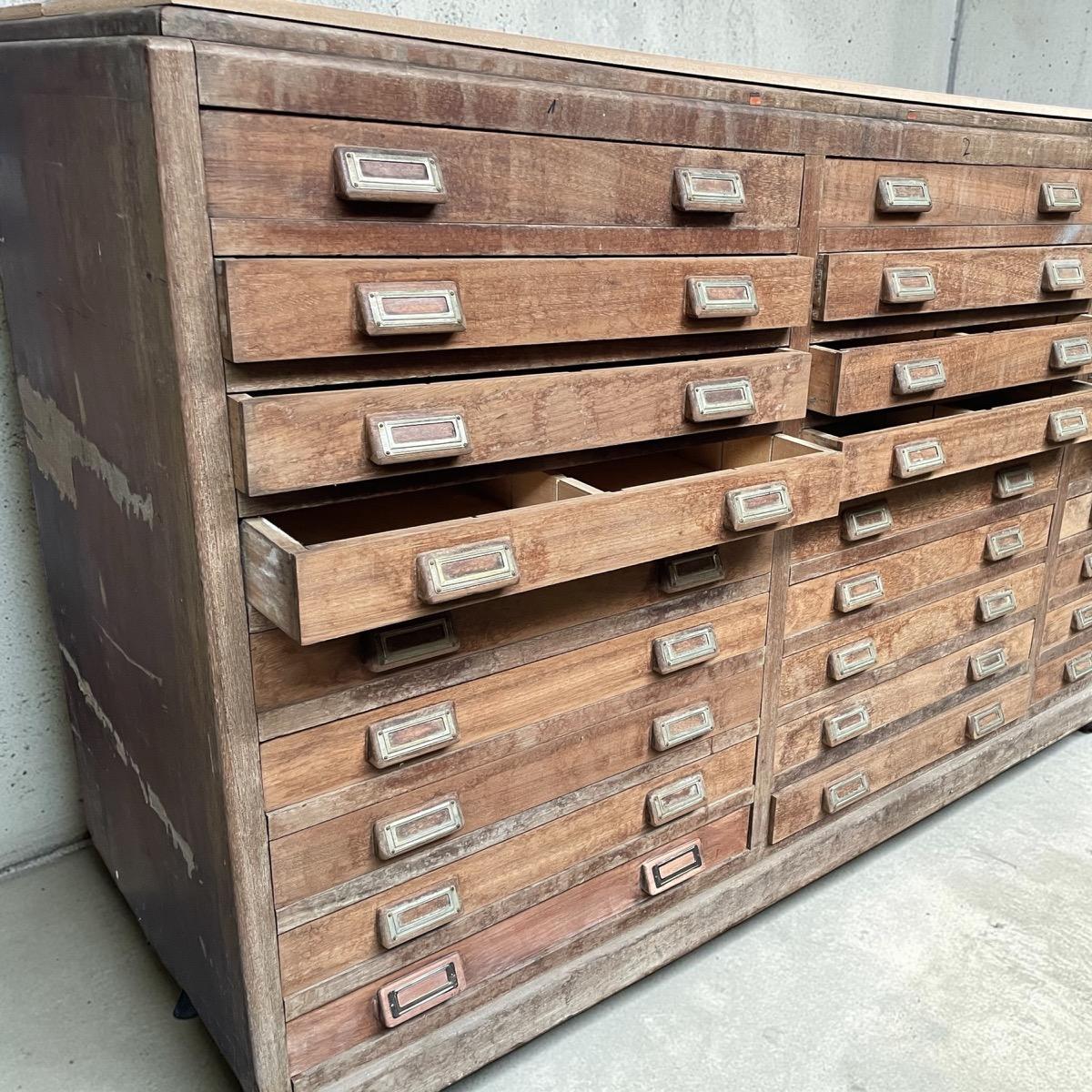 Apotheekkast met 36 laden uit beukenhout en Padouk.