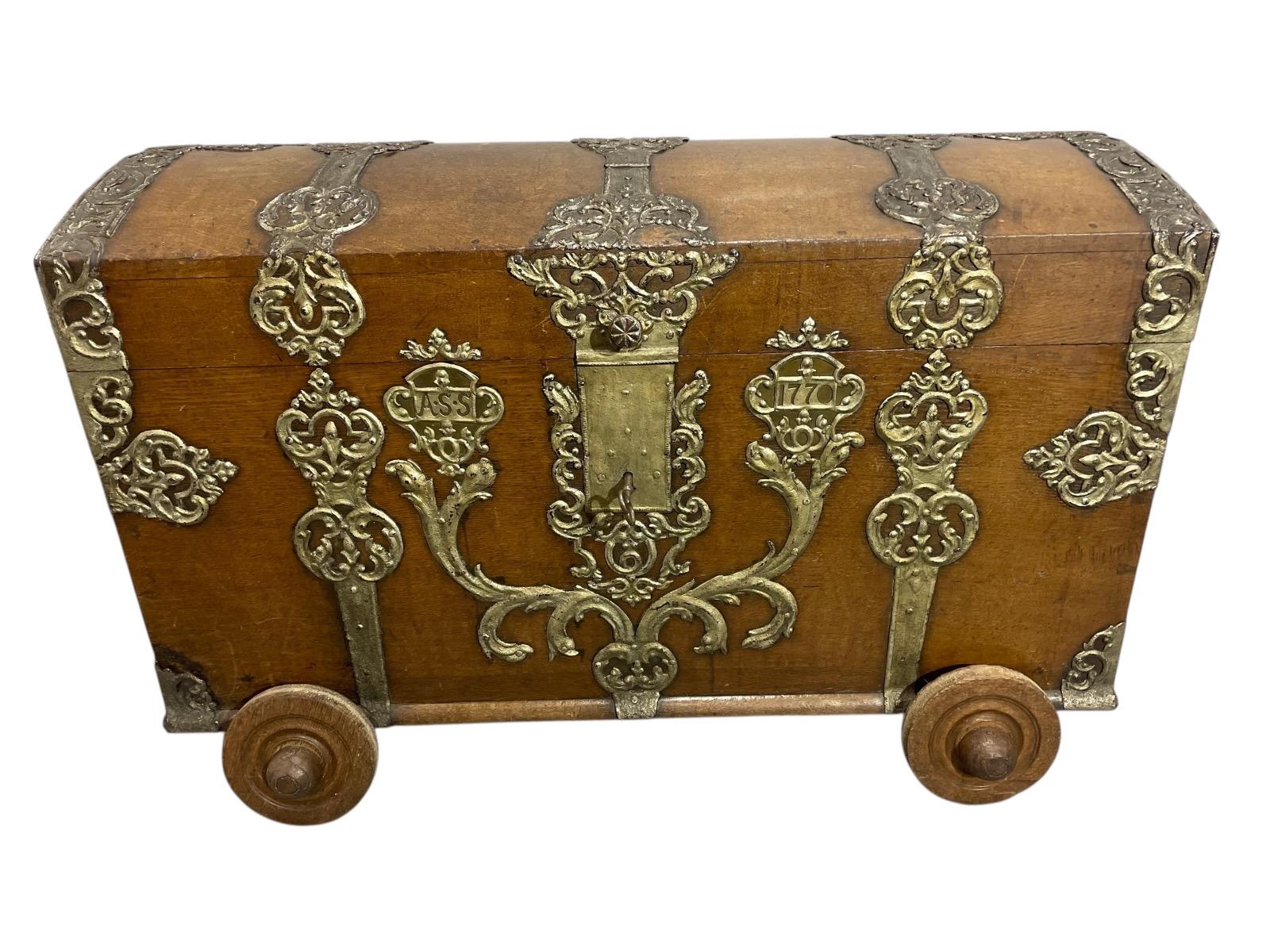 Duitse bruidskist in eik met origineel smeedijzer Ca 1790