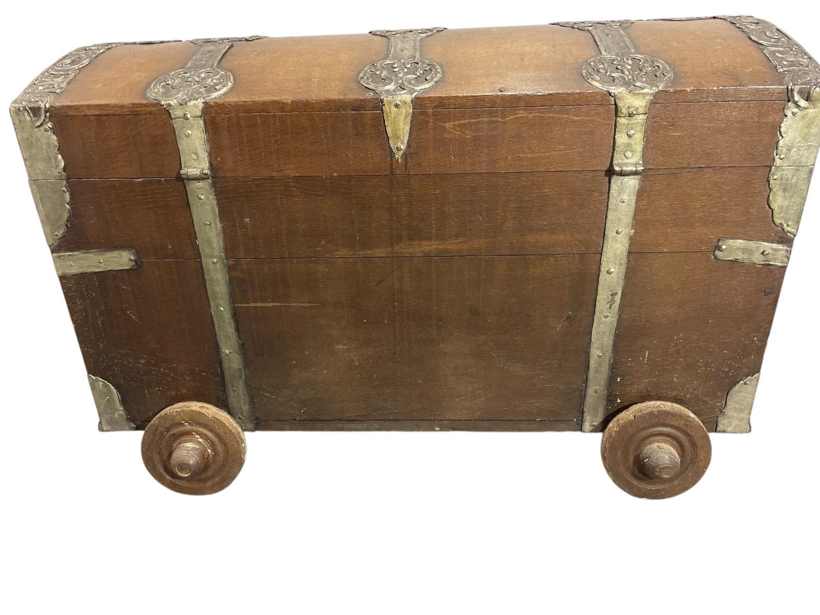 Duitse bruidskist in eik met origineel smeedijzer Ca 1790
