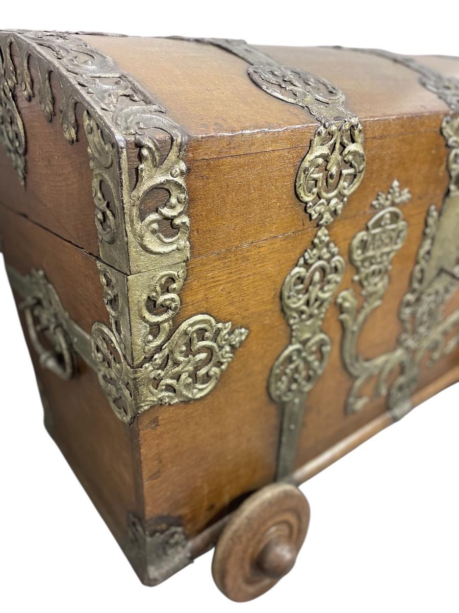 Duitse bruidskist in eik met origineel smeedijzer Ca 1790