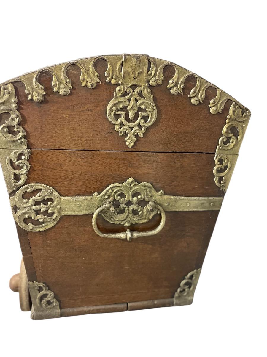 Duitse bruidskist in eik met origineel smeedijzer Ca 1790