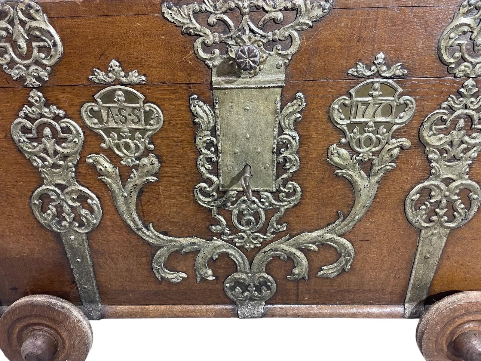 Duitse bruidskist in eik met origineel smeedijzer Ca 1790