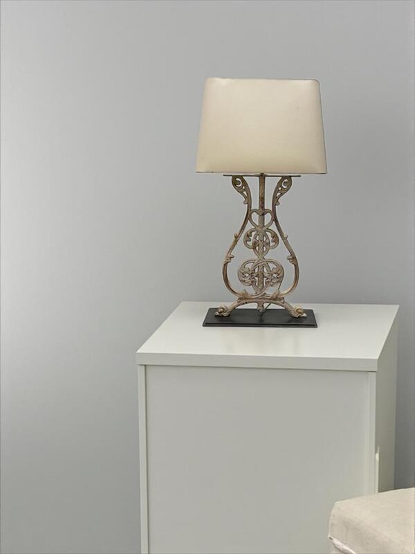 Painted iron lamp in antique white