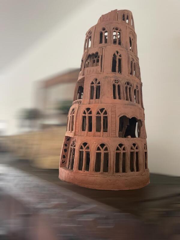 Toren van Babel in terracotta aardewerk 
