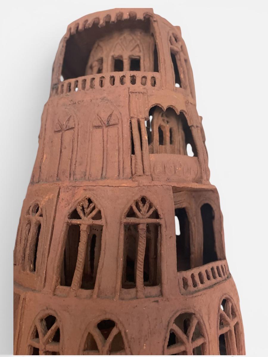 Toren van Babel in terracotta aardewerk 