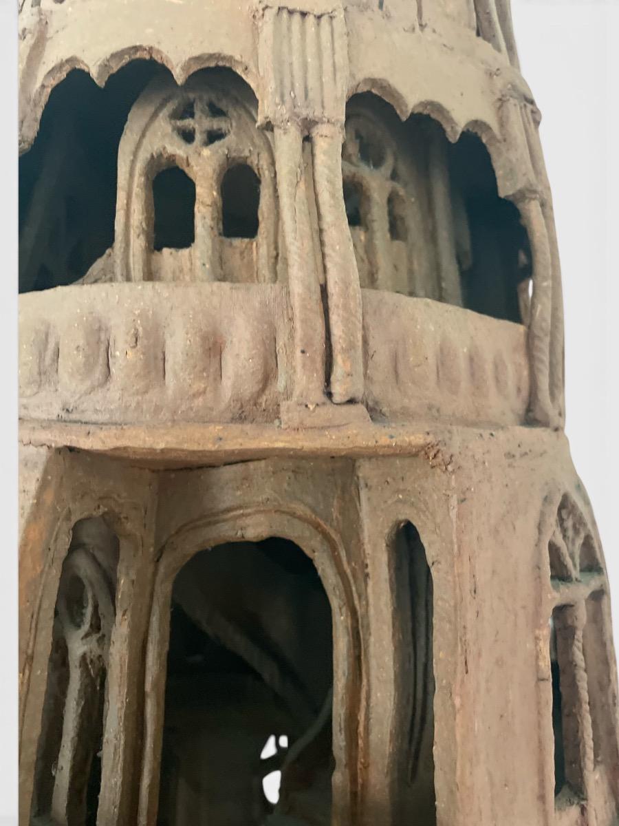 Toren van Babel in terracotta aardewerk 