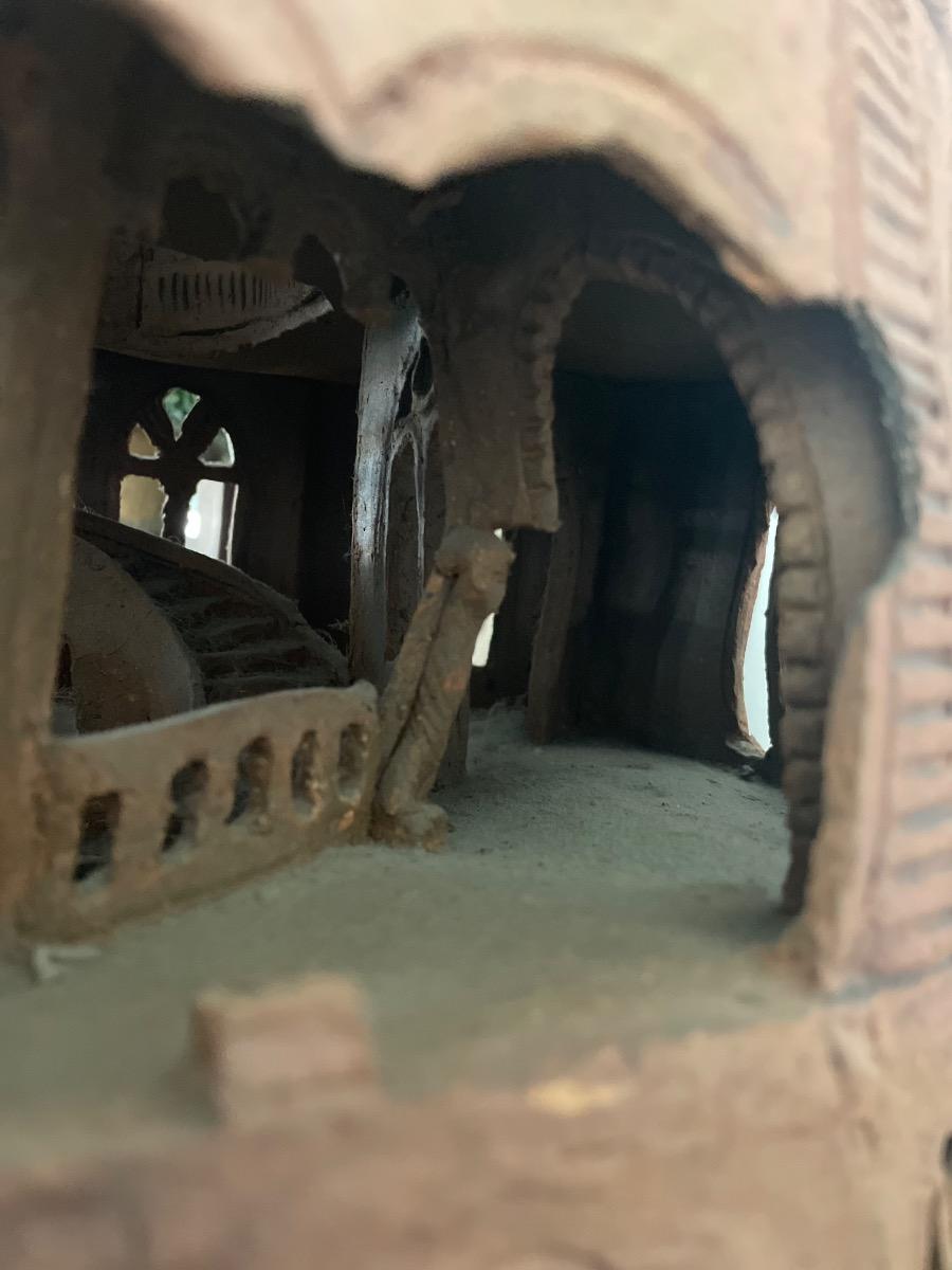 Toren van Babel in terracotta aardewerk 
