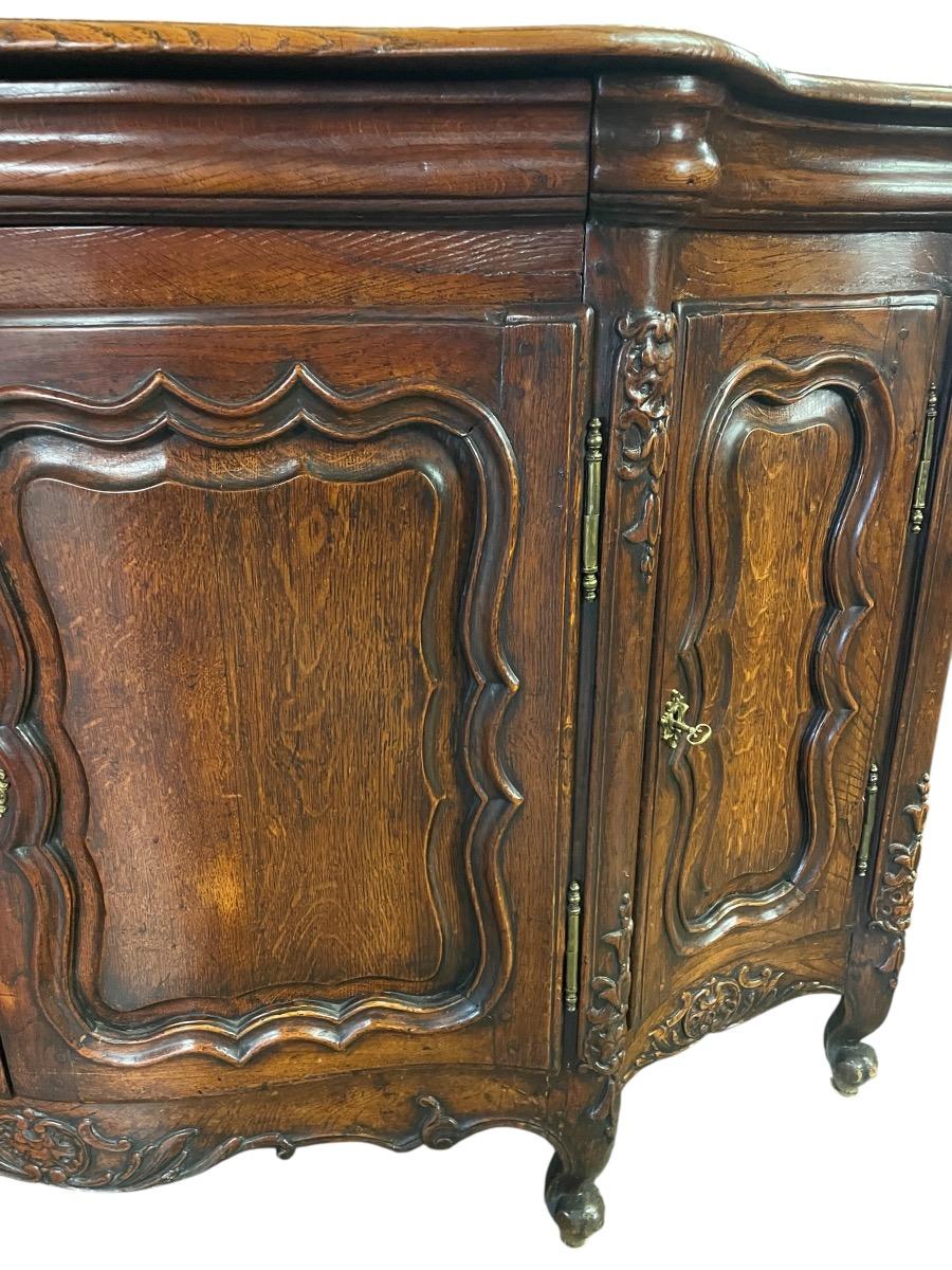 Vlaamse dressoir, gebombardeerd vierdeurs 