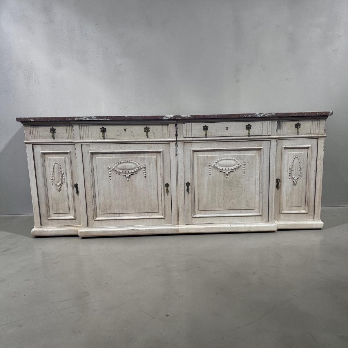 Vlaamse lange dressoir met laden en deuren met Marmer uit België in perfecte staat 